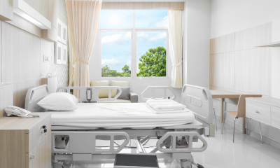 Slaugos namų kambarys su paciento lova